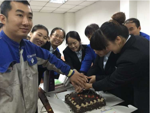 欣達汽貿舉辦“我們的愛，一路隨行”員工生日會