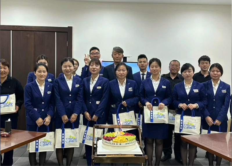 豪林公司舉辦了第二季度員工生日會